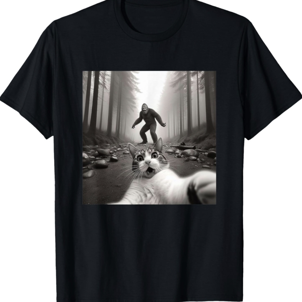 Funny Surprised Scared Cat Selfie With Sasquatsch Bigfoot T-Shirt